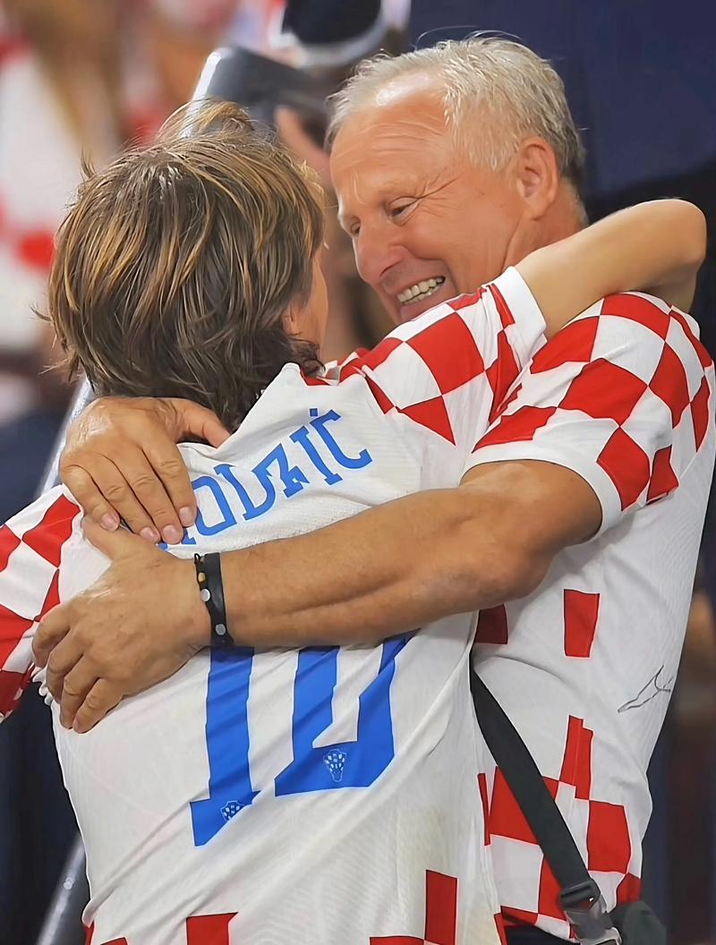 阿邦拉霍：只有曼联给出高额转会费，维拉才会卖沃特金斯