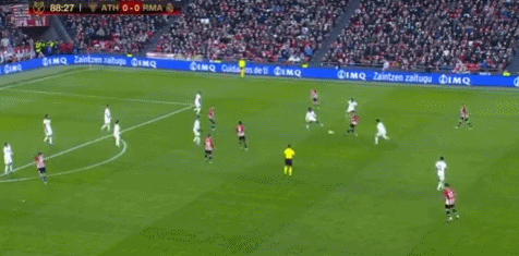 送礼+红牌！曼联少打一人，多古拼抢踩中哈钦森小腿遭直红罚下…